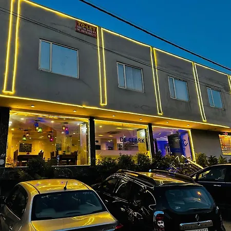 Hotel De Clark - Free Airport Drop For Minimum 05 Nights Stay - 5 Mins From Igi & Domestic Airport Delhi